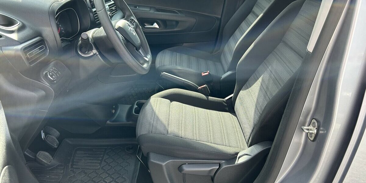 Opel Combo 1.2i Edition 1.HAND Tempomat DAB PDC 54.200 km 15.850 &euro; Altdorf 84032