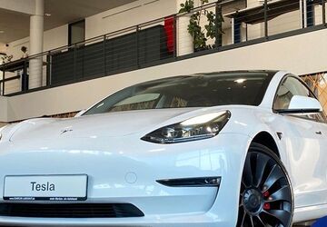 Tesla Model 3 69.747 km 31.980 &euro; Landshut 84030