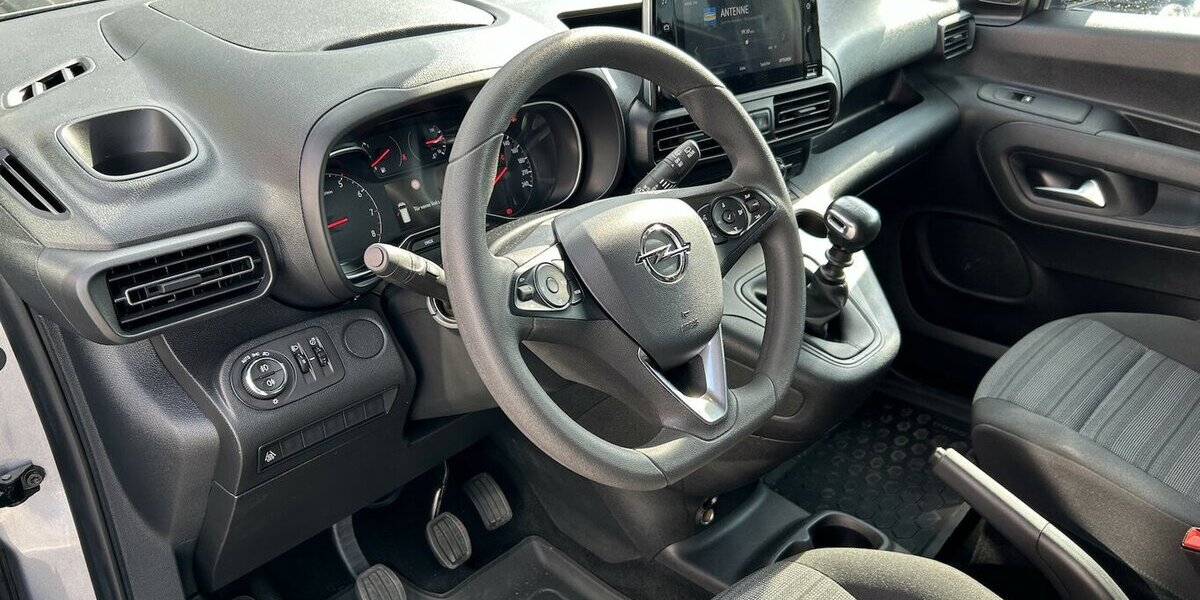 Opel Combo 1.2i Edition 1.HAND Tempomat DAB PDC 54.200 km 15.850 &euro; Altdorf 84032