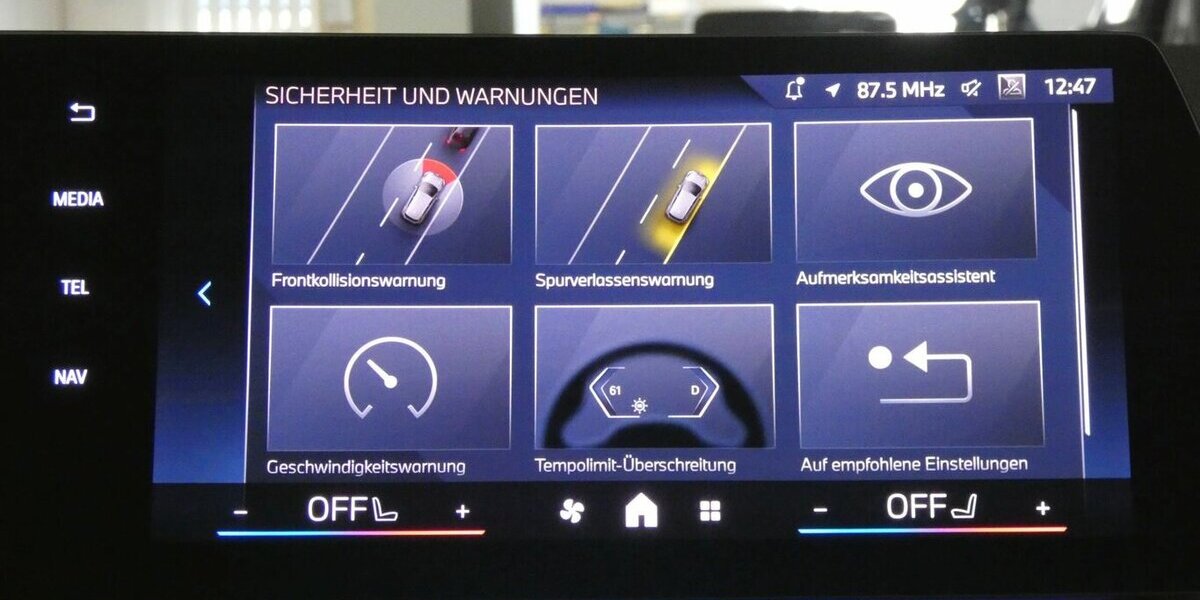 BMW 218 Active Tourer i M Sport 360°,AHK,HUD,Leder 10.400 km 29.590 &euro; Landshut 84030